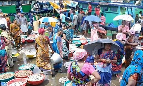 நாகையில், மீன்கள் வாங்க பொதுமக்கள் ஆர்வம்