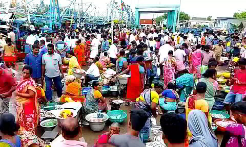 கடலூர் துறைமுகத்தில் மீன் வாங்க பொதுமக்கள் குவிந்தனர்