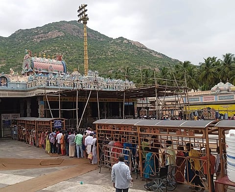 அருணாசலேஸ்வரர் கோவிலில் பக்தர்கள் நீண்ட வரிசையில் நின்று சாமி தரிசனம்