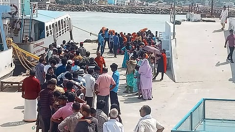 கன்னியாகுமரியில் சுற்றுலா பயணிகள் குவிந்தனர் படகில் பயணம் செய்ய ஆர்வம்