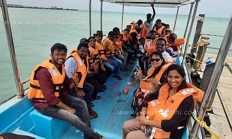 குருசடை தீவை படகில் சென்று ரசிக்கும் சுற்றுலா பயணிகள்