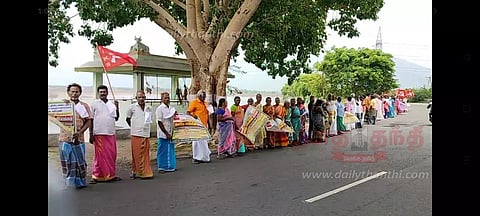 எருமப்பட்டி அருகேவிவசாய சங்கத்தினர் மனித சங்கிலி போராட்டம்