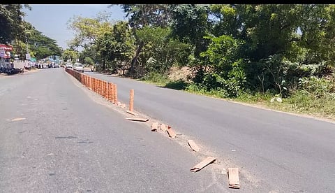 சேதமடைந்த பிளாஸ்டிக் தடுப்புகள்