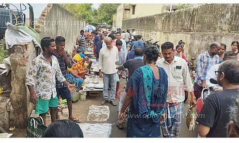 மார்க்கெட்டுகளில் மீன் வாங்க குவிந்த மக்கள்