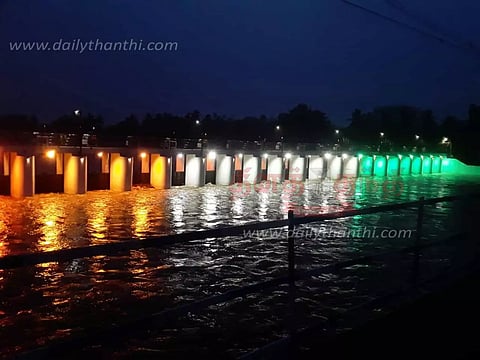 ரூ.40 கோடியில் கட்டப்பட்ட மதகுக்கு காவிரி நீர் வந்தது