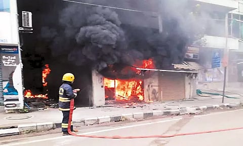 ராயப்பேட்டையில் பர்னிச்சர் கடையில் பயங்கர தீ விபத்து