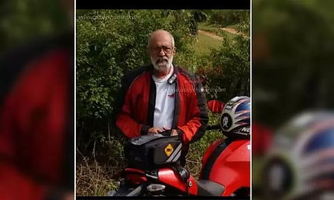 தேன்கனிக்கோட்டை அருகே மோட்டார் சைக்கிள்கள் மோதல்; புகைப்பட கலைஞர் உள்பட 2 பேர் பலி