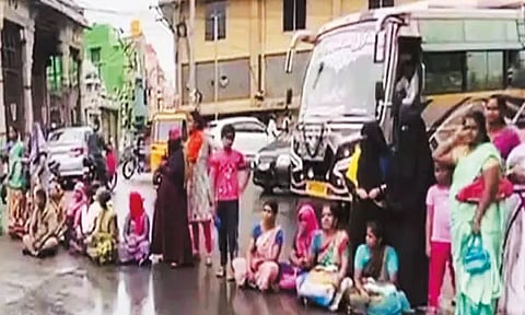 திருவள்ளூரில் நகராட்சி பள்ளிக்கூடத்தை இடமாற்றம் செய்ய எதிர்ப்பு தெரிவித்து மாணவர்களின் பெற்றோர்கள் சாலை மறியல் போராட்டம்