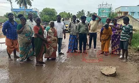 சிறுபாலத்தின் பக்கவாட்டில் உள்ள பள்ளத்தை சரி செய்யக்கோரி பொதுமக்கள் சாலைமறியல்