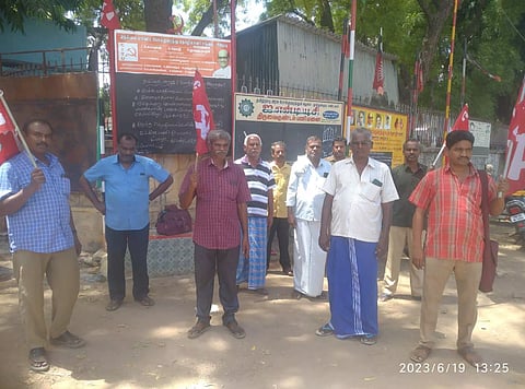 அரசு போக்குவரத்து கழக பணிமனை முன்பு சி.ஐ.டி.யு.வினர் ஆர்ப்பாட்டம்