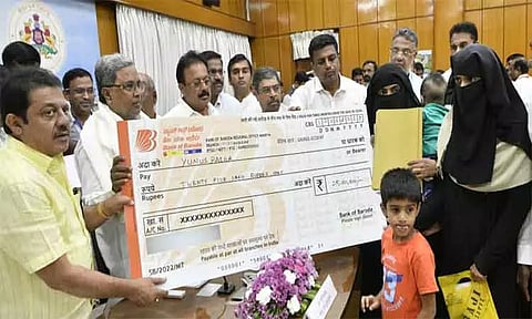மத விவகாரத்தில் கொலையான 6 பேரின் குடும்பங்களுக்கு தலா ரூ.25 லட்சம் நிவாரணம்; முதல்-மந்திரி சித்தராமையா வழங்கினார்