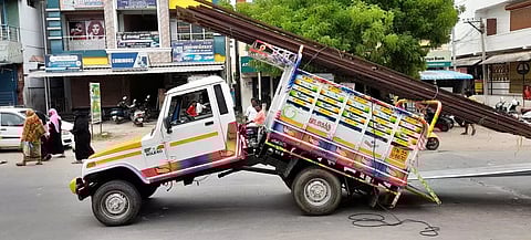 'சேஸ்' முறிந்து நடுரோட்டில் நின்ற சரக்கு வேன்