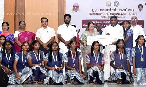 விளையாட்டு போட்டிகளில் வெற்றி பெற்ற வீரர்களுக்கு பரிசு