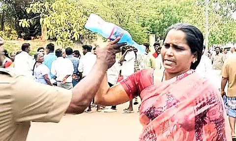 கலெக்டர் அலுவலகம் முன்புதீக்குளிக்க முயன்ற பெண்ணால் பரபரப்பு