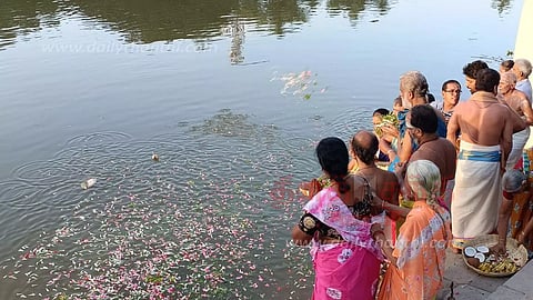 காவிரி நீருக்கு மலர் தூவி வரவேற்பு