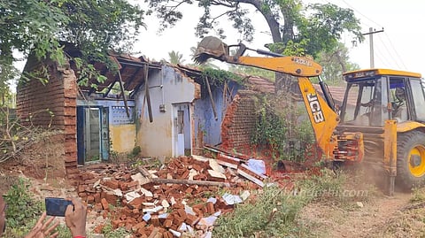 வீடுகளை இடிக்க பொதுமக்கள் எதிர்ப்பு