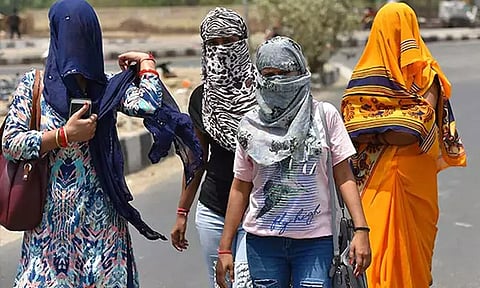 வெப்ப அலை எதிரொலி; மத்திய சுகாதார மந்திரி தலைமையில் இன்று காலை உயர்மட்ட கூட்டம்