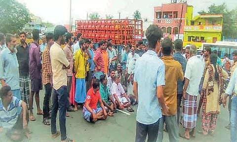 சிங்கப்பெருமாள் கோவில் அருகே லாரி மோதி வாலிபர் பலி; பொதுமக்கள் சாலை மறியல்