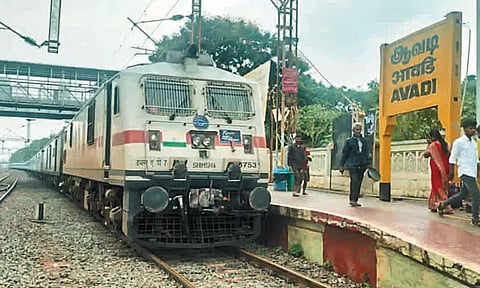 பேசின்பிரிட்ஜ் பகுதியில் தண்டவாளத்தில் மழைநீர் தேக்கம்: எக்ஸ்பிரஸ் ரெயில்கள் ஆவடி, திருவள்ளூரில் நிறுத்தம் - பயணிகள் அவதி