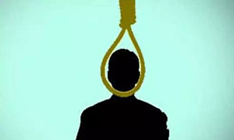 கயத்தாறு அருகே வாலிபர் தூக்கு போட்டு தற்கொலை