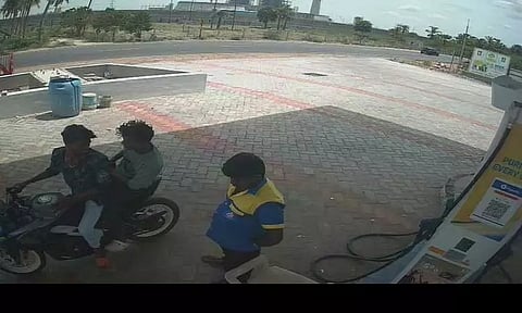 பெட்ரோல் பங்க் ஊழியரை தாக்கி ரூ.22 ஆயிரம் கொள்ளை