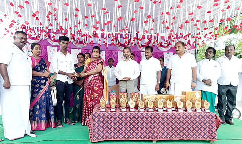 திருச்செந்தூர் அரசு ஆண்கள் மேல்நிலைப் பள்ளியில் சாதனை மாணவர்களுக்கு பாராட்டு விழா