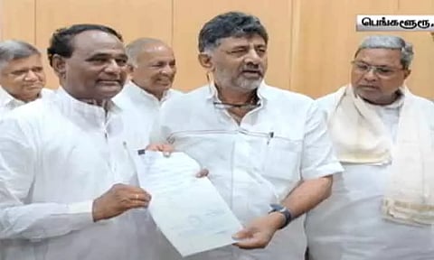 கர்நாடக சட்ட மேலவை உறுப்பினர் இடைத்தேர்தல்: காங்கிரஸ் வேட்பாளர் ஜெகதீஷ் ஷெட்டர் வேட்புமனு தாக்கல்