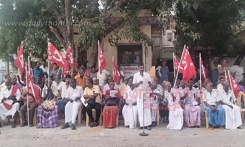 கூலி உயர்வு கேட்டு விசைத்தறி தொழிலாளர்கள் ஆர்ப்பாட்டம்