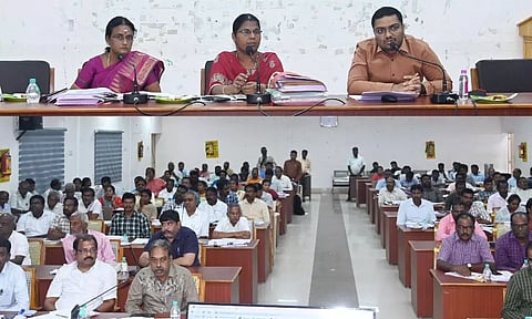 வளர்ச்சி திட்டப்பணிகளை விரைந்து முடிக்க வேண்டும்