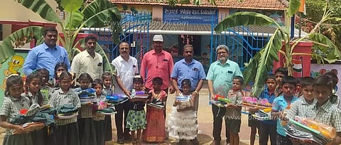 கருவேலம்பட்டி அரசு பள்ளியில் மாணவ, மாணவிகளுக்கு பாடப்புத்தகங்கள்