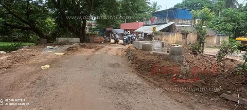 தரைப்பாலத்தில் தார்ச்சாலை அமைக்க வேண்டும்