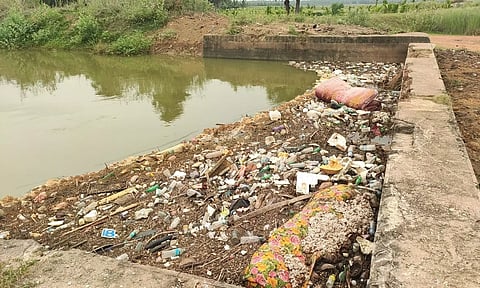 கல்லணை கால்வாயில் பிளாஸ்டிக்,குப்பை கழிவுகளால் தண்ணீர் தேங்கும் அபாயம்