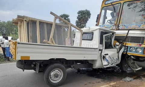 லாரி-சரக்கு வேன் மோதல்; தந்தை பலி