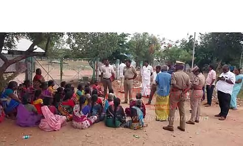 டாஸ்மாக் கடையை அகற்றக்கோரி பெண்கள் முற்றுகை போராட்டம்