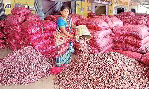 வரத்து குறைந்ததால் சின்ன வெங்காயம் விலை உயர்வு