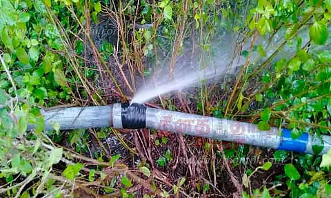 சதுரகிரிக்கு செல்லும் குழாயில் உடைப்பு ஏற்பட்டு வீணாகும் குடிநீர்