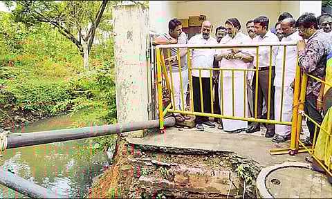 சென்னையில் மழை பாதிப்புகளை நேரில் ஆய்வு செய்த அமைச்சர்கள்