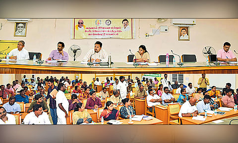 பருவமழை பாதிப்புகளை தடுப்பது குறித்து அதிகாரிகளுடன் கலெக்டர் ஆலோசனை