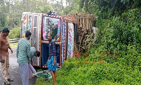 லாரி கவிழ்ந்து விபத்து