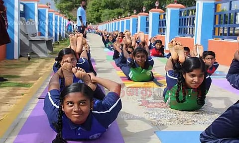 ஆற்றுப்பாலத்தில் பள்ளி மாணவர்கள் யோகாசனம்