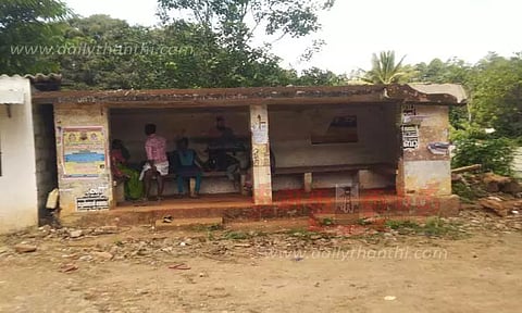 பழுதடைந்த பயணிகள் நிழற்குடை