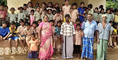 குழந்தைகளை பள்ளிக்கு அனுப்பாமல் கிராம மக்கள் போராட்டம்