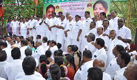 தர்மபுரியில் அ.தி.மு.க.வினர் கண்டன ஆர்ப்பாட்டம் - முன்னாள் அமைச்சர் கே.பி.அன்பழகன் எம்.எல்.ஏ. தலைமையில் நடந்தது