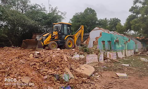 கறம்பக்குடி அரசு அலுவலர்கள் குடியிருப்பு இடிக்கப்பட்டது