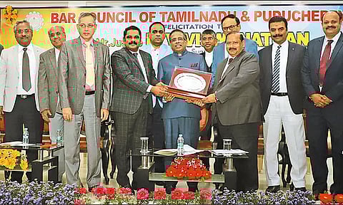 'கடின உழைப்பு வெற்றியுடன் பல்வேறு பரிசுகளையும் தரும்' சுப்ரீம் கோர்ட்டு நீதிபதி அறிவுரை