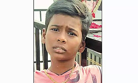 எர்ணாவூரில் மினி பஸ் மோதி பள்ளி மாணவன் பலி