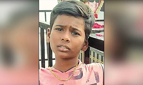 எர்ணாவூரில் மினி பஸ் மோதி பள்ளி மாணவன் பலி