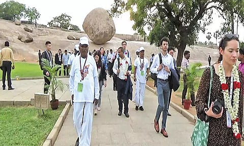 மாமல்லபுரத்தில் வெளிநாட்டு பிரதிநிதிகள் புராதன சின்னங்களை ரசித்து பார்த்தனர்