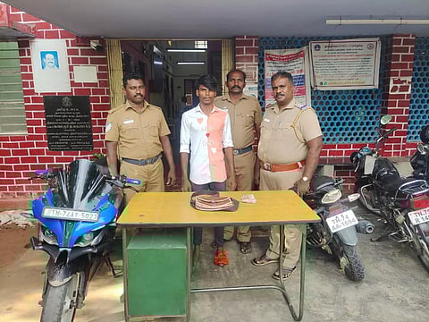 குலசேகரன்பட்டினத்தில் பெட்ரோல் பங்க்கில் ஊழியரிடம் பணத்தை பறித்த 2 பேர் சிக்கினர்