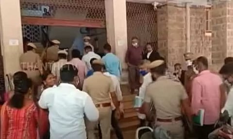 சாத்தான்குளம் கொலை வழக்கு: விசாரணைக்கு மேலும் 4 மாதம் அவகாசம் கோரிய மனு 27-ந்தேதிக்கு ஒத்திவைப்பு